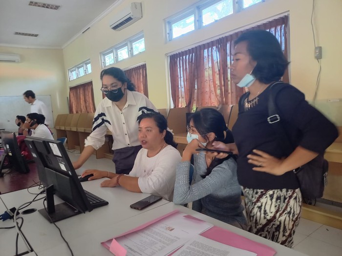 Peserta PPDB di SMA Bali Mandara saat melakukan pendaftaran online dibantu oleh operator.