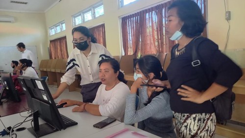 Peserta PPDB di SMA Bali Mandara saat melakukan pendaftaran online dibantu oleh operator.