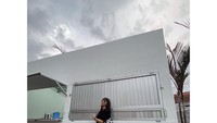 Selayaknya perempuan di usianya, beginilah keseruan Sarah Sheila saat berpose di kafe. Kafenya tersebut berkonsep outdoor. Foto: Instagram @sarahsheilka