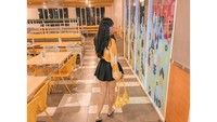 Bukan hanya di kafe, ada juga momennya saat kulineran di restoran. Dan ia tak pernah ketinggalan untuk mengabadikan momen di dalam restoran. Foto: Instagram @sarahsheilka