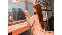 Berpose candid, beginilah gaya Sarah Sheila sata berpose di sebuah kafe. Ia berpose sambil menunggu pesanannya datang. Foto: Instagram @sarahsheilka