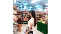 Ada juga momennya saat berbelanja di supermarket. Di fotonya ini, ia berpose di antara buah-buahan dan produk bumbu dapur. Foto: Instagram @sarahsheilka