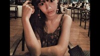Momen makan di kafe ini bikin salah fokus netizen. Banyak yang memuji kecantikan Sarah Sheila. Foto: Instagram @sarahsheilka