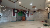 Ada ruangan di dalam bangunan masjid yang khusus dipakai untuk salat dan beribadah lain. Ruangan itu terlihat rapi dan bersih. Di sana juga tampak mimbar dan sejadah untuk salat. (Wildan N/detikcom)