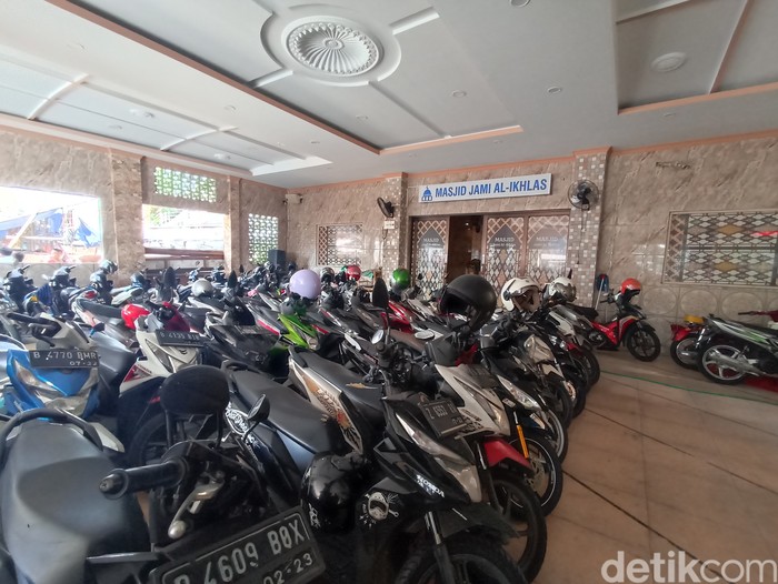 Sebuah masjid di Jakbar menjadi sorotan di medsos karena menjadi tempat parkir motor. Berikut penjelasan dari pihak Dewan Kemakmuran Masjid (DKM). (Wildan N/detikcom) Sebuah masjid di Jakbar menjadi sorotan di medsos karena menjadi tempat parkir motor. Berikut penjelasan dari pihak Dewan Kemakmuran Masjid (DKM). (Wildan N/detikcom)