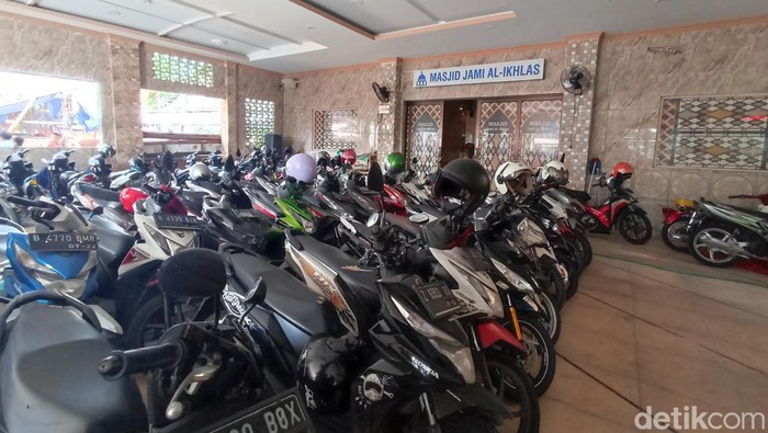 Sebuah masjid di Jakbar menjadi sorotan di medsos karena menjadi tempat parkir motor. Berikut penjelasan dari pihak Dewan Kemakmuran Masjid (DKM). (Wildan N/detikcom)