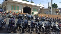 Diketahui, Masjid Jami Al Ikhlas berada di dekat mal yang berlokasi di Jalan Prof Dr Latumenten, Kecamatan Tambora, Jakbar (Wildan N/detikcom)