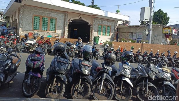 Sebuah masjid di Jakbar menjadi sorotan di medsos karena menjadi tempat parkir motor. Berikut penjelasan dari pihak Dewan Kemakmuran Masjid (DKM). (Wildan N/detikcom)