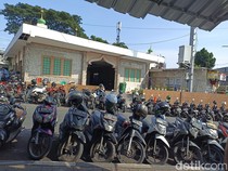 Hukum Tarik Uang Parkir di Halaman Masjid, Boleh atau Tidak Menurut Islam?