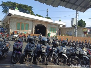 Hukum Tarik Uang Parkir di Halaman Masjid, Boleh atau Tidak Menurut Islam?