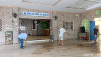 Saat ini sudah tak ada motor yang diparkir di dalam bangunan masjid. Motor-motor dipindahkan ke luar bangunan masjid. Terlihat juga beberapa petugas tengah membersihkan teras mesjid sempat dijadikannya tempat parkir. Mereka terlihat menyapu hingga mengepel teras tersebut. (Wildan N/detikcom)