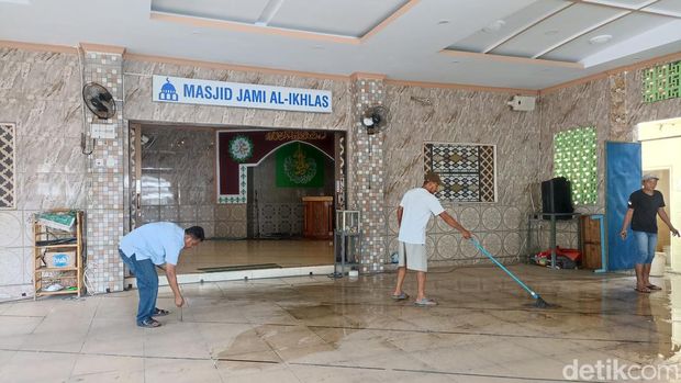 Sebuah masjid di Jakbar menjadi sorotan di medsos karena menjadi tempat parkir motor. Berikut penjelasan dari pihak Dewan Kemakmuran Masjid (DKM). (Wildan N/detikcom)