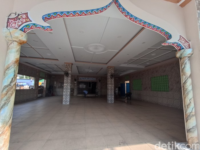 Sebuah masjid di Jakbar menjadi sorotan di medsos karena menjadi tempat parkir motor. Berikut penjelasan dari pihak Dewan Kemakmuran Masjid (DKM). (Wildan N/detikcom) Sebuah masjid di Jakbar menjadi sorotan di medsos karena menjadi tempat parkir motor. Berikut penjelasan dari pihak Dewan Kemakmuran Masjid (DKM). (Wildan N/detikcom)