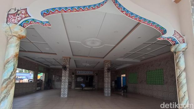 Sebuah masjid di Jakbar menjadi sorotan di medsos karena menjadi tempat parkir motor. Berikut penjelasan dari pihak Dewan Kemakmuran Masjid (DKM). (Wildan N/detikcom)