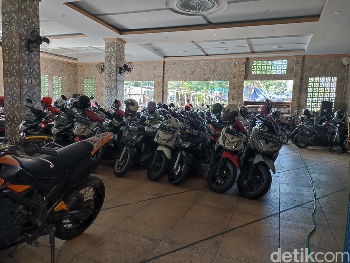 Sebuah masjid di Jakbar menjadi sorotan di medsos karena menjadi tempat parkir motor. Berikut penjelasan dari pihak Dewan Kemakmuran Masjid (DKM). (Wildan N/detikcom)