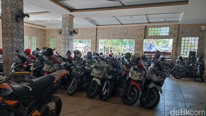 Sebuah masjid di Jakbar menjadi sorotan di medsos karena menjadi tempat parkir motor. Berikut penjelasan dari pihak Dewan Kemakmuran Masjid (DKM). (Wildan N/detikcom)