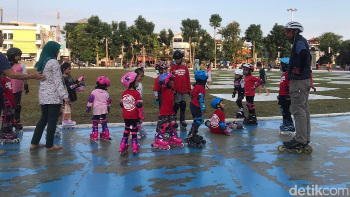 Sejumlah anak sedang berlatih sepatu roda di Taman Lapang Merdeka,  Sukabumi.