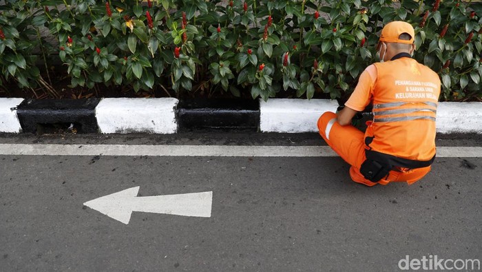 Sejumlah petugas dari Penanganan Prasarana dan Sarana Umum Kelurahan Melawai, melakukan pengecatan baru trotoar di Jalan Melawai Raya, Jakarta Selatan, Rabu (29/06/2022).