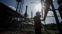 Seorang petugas melakukan pengawasan mesin pengolahan sampah menjadi energi listrik saat dilakukan uji coba pembangkit listrik tenaga sampah (PLTSa) Putri Cempo di Solo, Jawa Tengah.