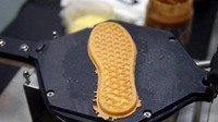 Mirip seperti tampilan waffle yang baru saja diangkat dari panggangan. Benda yang satu ini merupakan alas sepatu. Foto: Site News/Pool