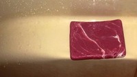 Lengkap dengan bagian marble putih, sabun ini mirip sekali dengan potongan daging untuk diolah menjadi beefsteak. Foto: Site News/Pool