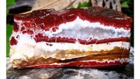 Selain batu kristal mirip fried chicken, netizen juga menemukan tumpukan batu kristal cantik yang warna dan wujudnya mirip sekali seperti potongan Cheesecake. Foto: Site News/Pool