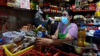Uji coba ini menuai beragam komentar dari pembeli maupun pedagang. Mariyam, seorang pembeli di Bali mengeluhkan kewajiban menunjukkan aplikasi PeduliLindungi atau KTP ketika membeli Minyak Goreng Curah Rakyat (MGCR). Menurutnya regulasi itu menyulitkan pembeli minyak goreng curah.