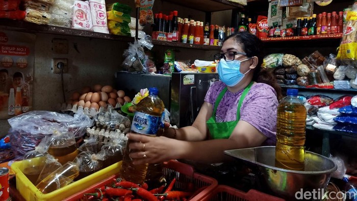Uji coba pembelian minyak goreng curah menggunakan aplikasi PeduliLindungi telah diterapkan di Bali. Sistem ini tuai beragam komentar dari pedagang-pembeli.