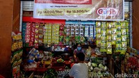 Sementara, Kartini (40) pemilik toko Sari Sedana di Pasar Ketapian, Denpasar, Bali yang menjual minyak goreng curah di Pasar Ketapian, Denpasar, Bali mengungkapkan setuju dengan aturan pembeli wajib menunjukkan aplikasi PeduliLindungi. Asalkan cara penerapannya lebih dimudahkan. Menurutnya, banyak dari pelanggannya yang lebih memilih untuk berbelanja minyak goreng curah di toko lain jika harus menunjukkan aplikasi PeduliLindungi, meski harganya bukanlah Harga Eceran Tertinggi (HET).