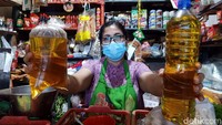 Sebelumnya, masyarakat yang ingin membeli minyak goreng curah rakyat (MGCR) harus menunjukkan aplikasi PeduliLindungi. Peraturan terbaru yang juga berlaku untuk penjual ini akan disosialisasikan selama 2 minggu ke depan sejak Senin (27/6/2022). Sistem ini dilakukan untuk membuat tata kelola distribusi menjadi lebih akuntabel dan bisa terpantau mulai dari produsen hingga konsumen. Namun, untuk masyarakat yang tidak memiliki aplikasi PeduliLindungi bisa menunjukkan NIK.
