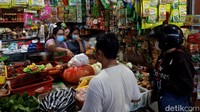 Dua orang warga membeli berbagai kebutuhan harian di toko yang berada di Pasar Ketapian, Denpasar, Bali, Selasa (28/6/2022). Diketahui, uji coba pembelian minyak goreng curah rakyat (MGCR) menggunakan PeduliLindungi telah diterapkan di sejumlah wilayah, salah satunya Bali sejak Senin (27/6/2022) lalu.