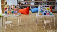 Mengusung konsep yang modern, Perpustakaan Umum Daerah Provinsi DKI Jakarta dilengkapi berbagai fasilitas yang membuat tempat ini makin nyaman untuk belajar maupun baca buku. 
