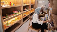 Selain itu, perpustakaan ini juga dilengkapi dengan berbagai mainan untuk anak-anak lho.