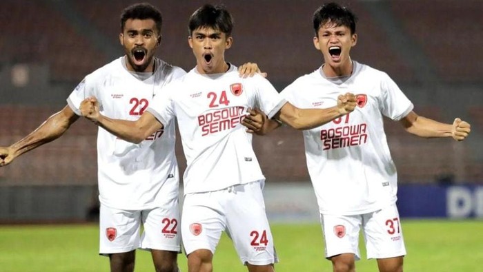 Tiga Pemain PSM Makassar, Yakob Sayuri, Rizky Eka Pratama, dan Dzaki Asraf merayakan gol ke gawang Tampines Rovers di AFC Cup 2022.