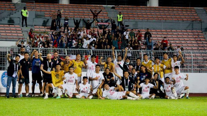 Tim PSM Makassar foto bersama suporter usai mengalahkan Tampines Rovers di fase grup H AFC Cup 2022.