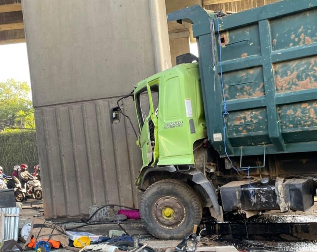 Truk tabrak tiang tol di Bekasi