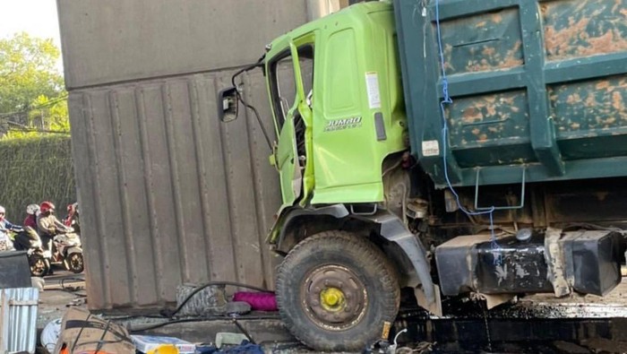 Truk tabrak tiang tol di Bekasi