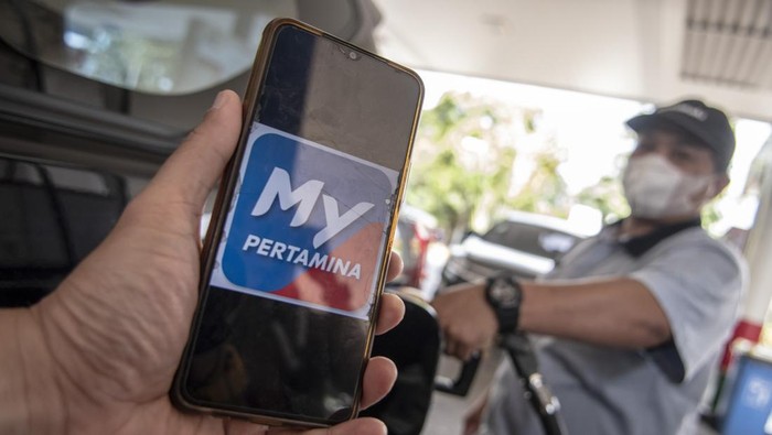 Warga menunjukan aplikasi MyPertamina saat mengisi bahan bakar pertalite di SPBU Pertamina Abdul Muis, Jakarta, Rabu (29/6/2022). PT Pertamina (Persero) melalui anak usahanya, PT Pertamina Patra Niaga, akan melakukan uji coba pembelian bahan bakar minyak (BBM) subsidi, Pertalite dan Solar, secara terbatas bagi pengguna yang sudah terdaftar pada sistem MyPertamina, mulai 1 Juli mendatang. ANTARA FOTO/Muhammad Adimaja/foc.