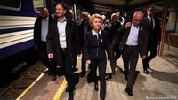 Presiden Komisi Eropa Ursula von der Leyen juga sudah pergi ke Ukraina pada 11 Juni 2022 lalu. Dia ke sana untuk membahas keanggotaan Uni Eropa. Ursula von der Leyen memulai perjalanan terakhirnya ke Kyiv di Przemysl di Polandia. Ia berangkat pada malam hari untuk kepentingan keamanan. (Janis L/Reuters)