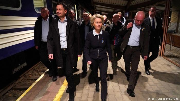 Ursula von der Leyen memulai perjalanan terakhirnya ke Kyiv di Przemysl di Polandia (Janis L/Reuters) Ursula von der Leyen memulai perjalanan terakhirnya ke Kyiv di Przemysl di Polandia (Janis L/Reuters)