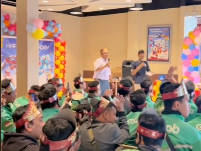 VIral pria ulang tahun di restoran cepat saji undang ojol. VIral pria ulang tahun di restoran cepat saji undang ojol.