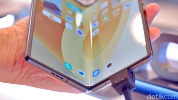 Vivo X Fold ini menggunakan bahan premium yang hadir menggunakan komponen Sixfold Aerospace yang dipadukan dengan Zirconium Alloys Flexibel Mid-plate dan FS53 Aviation-level High Strength Steel. Foto: Adi Fida Rahman/detikINET