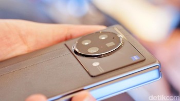 Pada modul kamera, vivo X Fold memaksimalkan pengalaman fotografi layaknya profesional lewat teknologi ZEISS Optics dengan teknologi T* Coating. Selain itu dibekali dibekali dengan pengaturan ZEISS Quad Camera dan ZEISS Portrait Effects seperti ZEISS Natural Color, ZEISS Superb Night Camera serta ZEISS Superb Portrait guna memenuhi kebutuhan pengguna di semua skenario fotografi. Foto: Adi Fida Rahman/detikINET