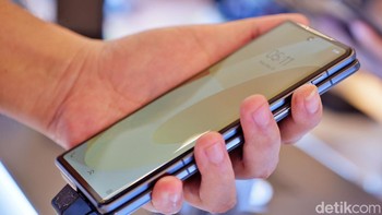 Vivo X Fold memiliki ketebalan 14,6 mm saat ditutup. Beratnya hanya 311 gram. Foto: Adi Fida Rahman/detikINET