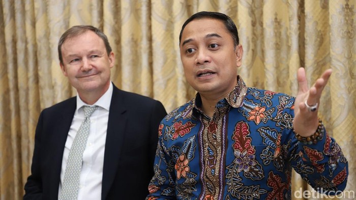 Wali Kota Surabaya Eri Cahyadi bersama Wakil Dubes Inggirs Rob Fenn