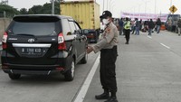 Aksi ini digelar menyangkut protes terhadap kasus sengketa lahan Tol Jatikarya yang telah ada sejak 2021 silam dan tak kunjung terselesaikan hingga saat ini. ANTARA FOTO/Fakhri Hermansyah