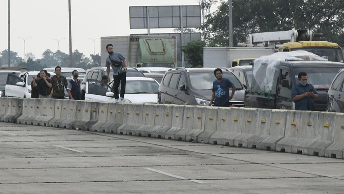 Polisi melakukan persuasi kepada sejumlah warga yang melakukan pemblokiran Tol Cimanggis-Cibitung saat berunjuk rasa di Jatikarya, Bekasi, Jawa Barat, Rabu (29/6/2022). Mereka menuntut Badan Pertahanan Nasional segera memberikan surat pengantar  untuk menyelesaikan pembayaran uang konsinyasi atas penggunaan tanah untuk Tol Cimanggis-Cibitung di daerah Jatikarya seluas 4,2 hektare yang belum dibayar selama 25 tahun. ANTARA FOTO/Fakhri Hermansyah/wsj.