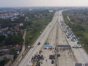 Berkali-kali Tol Jatikarya Diblokir Warga yang Minta Solusi