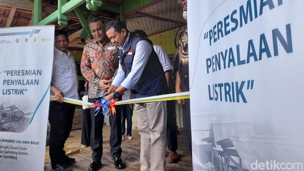 Warga Dusun Cisoka bisa menikmati aliran listrik PLN.