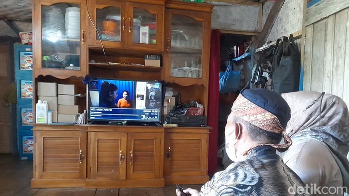 Warga Dusun Cisoka bisa menikmati aliran listrik PLN.